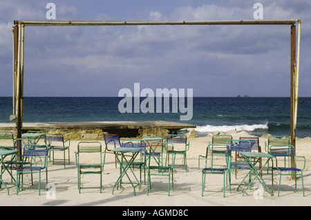 Taverna déserte au bord de la plage de Paros en Grèce, en 1983. Notion conceptuelle. Banque D'Images