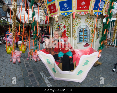 Middelaged Femme Avec Un Bebe Enfant Assis Dans Un Manege Pour Petits Enfants Photo Stock Alamy