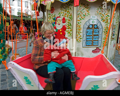 Middelaged Femme Avec Un Bebe Enfant Assis Dans Un Manege Pour Petits Enfants Photo Stock Alamy