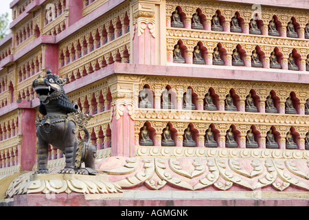 Stupa tibétain lion et statues de Bouddha. Bouddha Amida park. Stupa de Swayambhu, Katmandou, Népal Banque D'Images