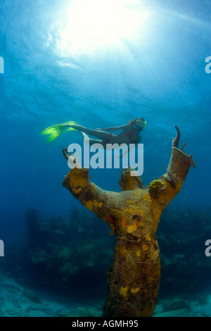 Christ of the Deep 9 statue de bronze et snorkeler Pennecamp State Park Key Largo en Floride Banque D'Images