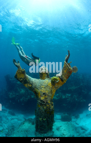 Christ of the Deep 9 statue de bronze et snorkeler Pennecamp State Park Key Largo en Floride Banque D'Images