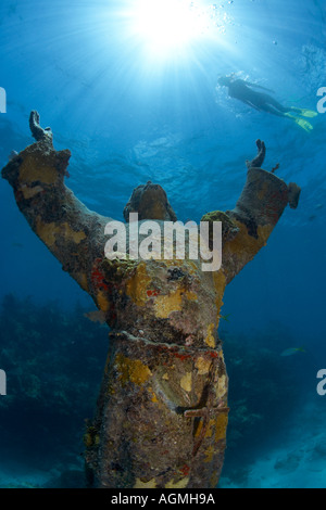 Christ of the Deep 9 statue de bronze et snorkeler Pennecamp State Park Key Largo en Floride Banque D'Images