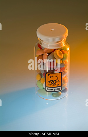 Medicin comprimés en flacon avec symbole de poison tête de mort Banque D'Images