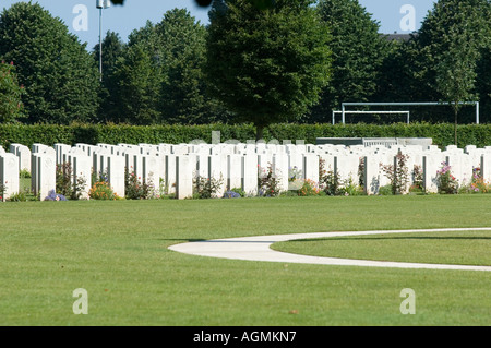 Les tombes de militaires britanniques tués dans la campagne de Normandie au repos dans le Cimetière des sépultures de guerre du Commonwealth Bayeux France Banque D'Images