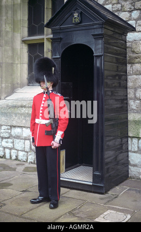 Une sentinelle de l'Armée britannique en poste à la Tour de Londres Banque D'Images
