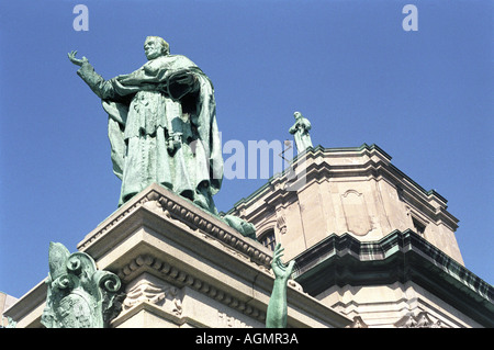Statue de Ignace Bourget à Marie Reine du Monde à Montréal Québec Canada Banque D'Images