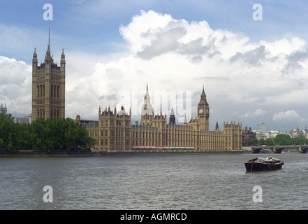 Les chambres du Parlement britannique le long de la Tamise à Westminster, Londres Banque D'Images