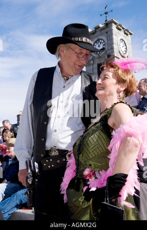 Événements écossais Creetown Country Music Festival Adamson Square Creetown cowboy et sa fille en costume d'Écosse Galloway Banque D'Images