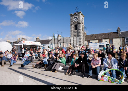 Événements écossais Creetown Country Music Festival Adamson Square Creetown foule écoutant de la musique live Galloway Scotland UK Banque D'Images