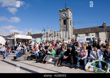 Événements écossais Creetown Country Music Festival Adamson Square Creetown foule écoutant de la musique live Galloway Scotland UK Banque D'Images