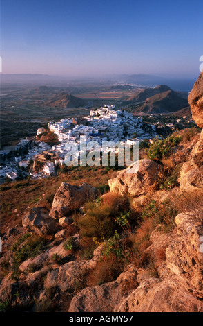 Vue de Mojacar Espagne à partir d'une point de vue au coucher du soleil avec des rochers en premier plan Banque D'Images