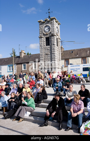 Événements écossais Creetown Country Music Festival Adamson Square Creetown foule écoutant de la musique live Galloway Scotland UK Banque D'Images