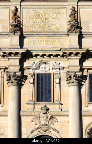 Façade du Palais Royal avec lettres d'or et les trois couronnes trouvés sur les armoiries en suédois Stockholm Suède Banque D'Images