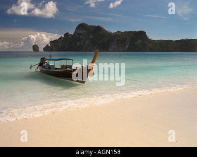 Tropical Beach sur Ko Phi Phi Island dans la mer d'Andaman près de Phuket en Thaïlande Banque D'Images