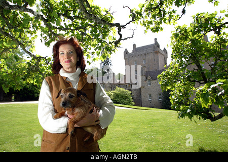 Dame douairière Comtesse Angelika, de Cawdor, photographié devant le Château de Cawdor, Inverness-shire, Scotland Banque D'Images