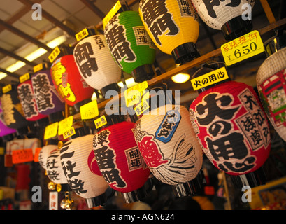 Échoppe de marché vendant des lanternes en papier à Asakusa à Tokyo au Japon Banque D'Images