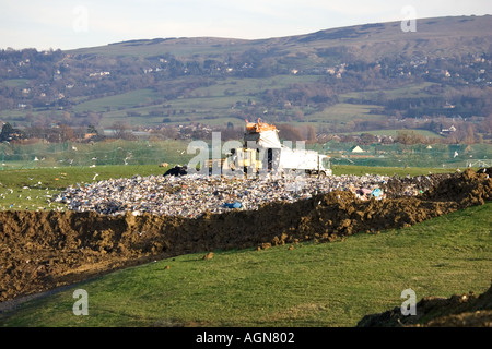 Bulldozer travaillant sur le site d'enfouissement dans Wingmoor Cotswolds Cory UK l'environnement du site Banque D'Images