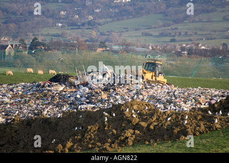 Bulldozer travaillant sur le site d'enfouissement à la ferme de l'environnement Wingmoor Cory UK Cotswolds Banque D'Images