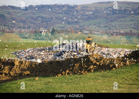 Bulldozer travaillant sur le site d'enfouissement dans Wingmoor Cotswolds Cory UK l'environnement agricole Banque D'Images