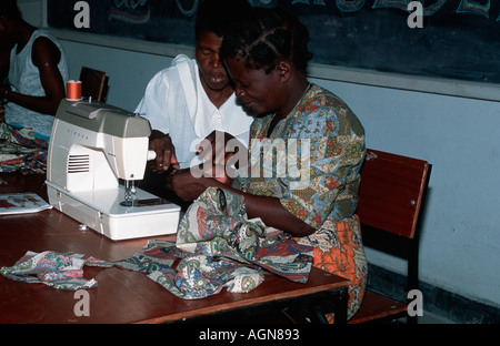 Les femmes africaines sur l'aide de machines à coudre cours de couture donné par UK Charity ICCE Monkey Bay Malawi Banque D'Images