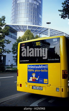 Bus Mercedes Benz respectueux de l'arrêté en face de la première construction ecolgical, Essen, Allemagne. Banque D'Images