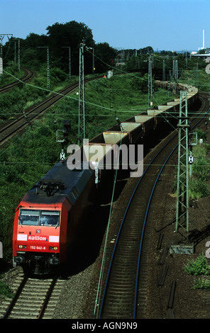 Railion (maintenant connue sous le nom de Schenker) train de fret sur une boucle autour de la ville de Cologne, Rhénanie du Nord-Westphalie, Allemagne. Banque D'Images