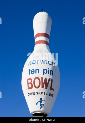 Un panneau géant de quilles de bowling marque le Ten PIN Bowling Alley à Norwich, Connecticut, capturant le charme classique de bord de route et le style Americana vintage. Banque D'Images