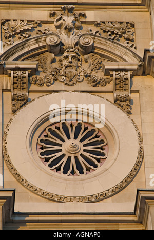 La sculpture sur pierre ouvragée sur la façade occidentale de l'abbaye de Westminster Westminster London England Banque D'Images