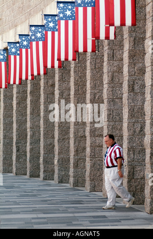 Séjour touristique en drapeau américain shirt marcher sous des drapeaux américains à Mount Rushmore National Memorial National Park Service Banque D'Images