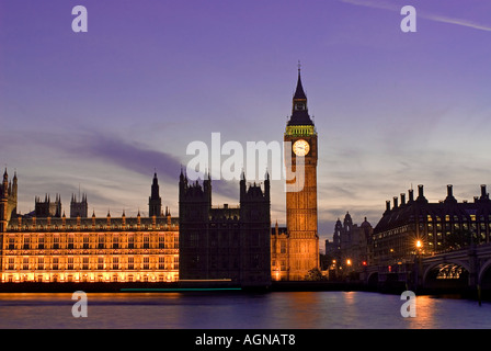 Elizabeth Tower contenant Big Ben et le Palais de Westminster vu depuis l'autre côté de la Tamise à Londres en Angleterre au coucher du soleil Banque D'Images