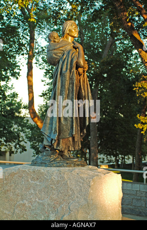 Statue de Sacagawea également connu sous le nom de Sakakawea à Bismarck au Dakota du Nord elle a été un interprète pour l'expédition de Lewis et Clark Banque D'Images