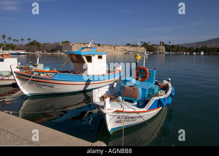 Le port de Kos, Grèce dh KOS bateaux de pêche au port, Château de Neratzia Chevaliers de St Jean Banque D'Images