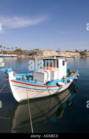 Le port de Kos, Grèce dh KOS bateaux de pêche au port, Château de Neratzia Chevaliers de St Jean Banque D'Images