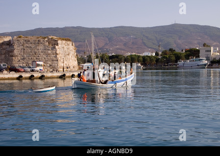 Le port de Kos, Grèce dh KOS arrivant en bateau de pêche port en château de Neratzia Chevaliers de St Jean Banque D'Images