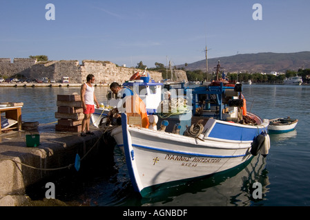 Le port de Kos, Grèce dh bateau de pêche KOS arrivant à quai Château de Neratzia Chevaliers de St Jean Banque D'Images