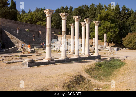 Dh Temple of Apollo ASKLEPEION GRÈCE KOS les touristes à la recherche au Temple d'Apollon ruiné piliers deuxième terrasse Banque D'Images