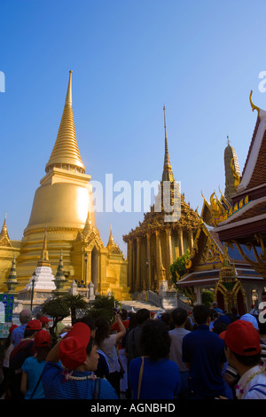 Les touristes visitant le Wat Phra Kaew Banque D'Images