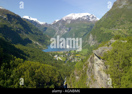 Vue panoramique sur le Geirangerfjord à partir d'un point de vue colline Norvège Geiranger Banque D'Images