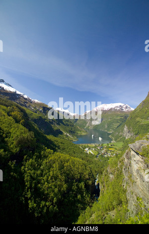 Vue panoramique sur le Geirangerfjord à partir d'un point de vue colline Norvège Geiranger Banque D'Images