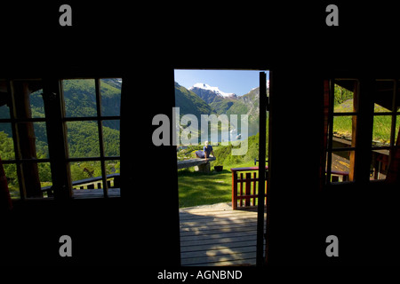 Vue sur le Geirangerfjord depuis l'intérieur d'un chalet de Geiranger Norvège Banque D'Images