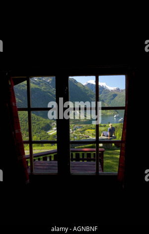 Vue sur le Geirangerfjord depuis l'intérieur d'un chalet de Geiranger Norvège Banque D'Images