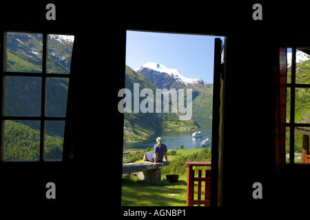 Vue sur le Geirangerfjord depuis l'intérieur d'un chalet de Geiranger Norvège Banque D'Images