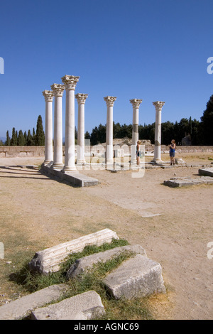 dh Temple d'Apollo ASKLEPEION GRÈCE KOS femme et fille touriste ancienne grecque piliers école couple ruines touristes archéologie vacanciers Banque D'Images