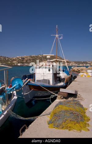 La baie de KAMARI Kamari dh GRÈCE KOS bateaux de pêche et les filets de pêche le long de la jetée quai Harbour Banque D'Images