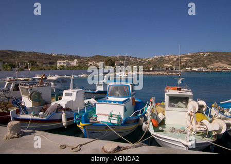 La baie de KAMARI Kamari dh GRÈCE KOS bateaux de pêche le long de la jetée quai Harbour Banque D'Images