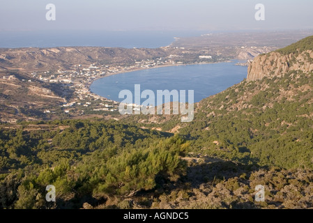 Dh Mountain montagne zone Zini ZINI KOS GRÈCE ZONE colline Bush et la baie de Kamari Banque D'Images