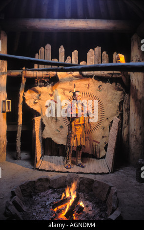 Keith Porter la lecture d'une flûte dans un earthlodge couteau à la River Indian Villages National Historic Site Dakota du Nord Banque D'Images