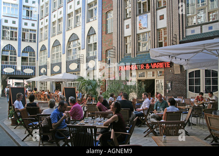 Hackescher Markt, Hackesche Höfe, première cour - les gens dans les cafés de la rue devant l'entrée de l'Chamäleon Varieté et à Banque D'Images