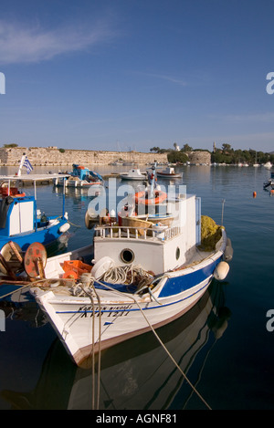 Le port de Kos, Grèce dh bateau de pêche dans le port de KOS Château de Neratzia Chevaliers de St Jean Banque D'Images